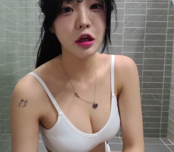 아찔한 나시 의상으로 욕실에서 방송하고 있는 여캠