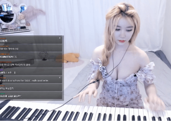 금발머리 여캠의 우아한 피아노 리액션