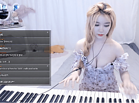 금발머리 여캠의 우아한 피아노 리액션