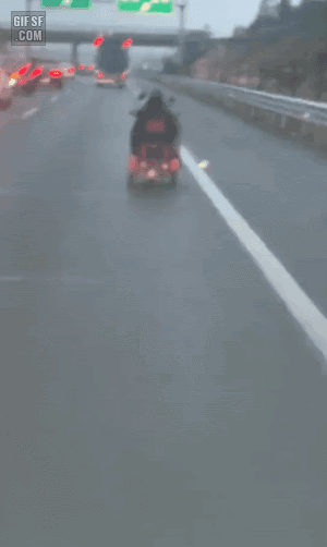 고속도로의 위험한 전동휠체어