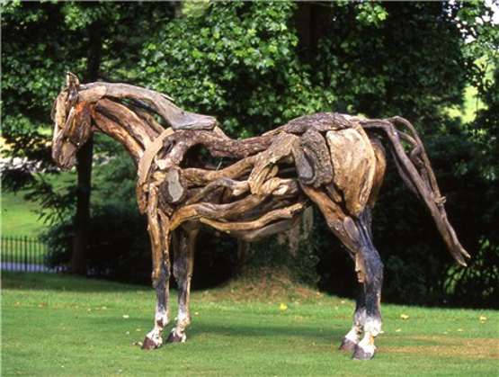 나무로 만든 조형물 말