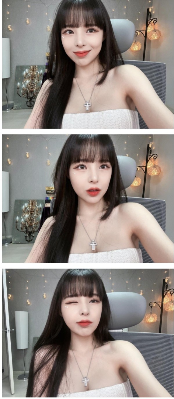 오프숄더가 잘 어울리는 여캠 미오의 야릇한 윙크