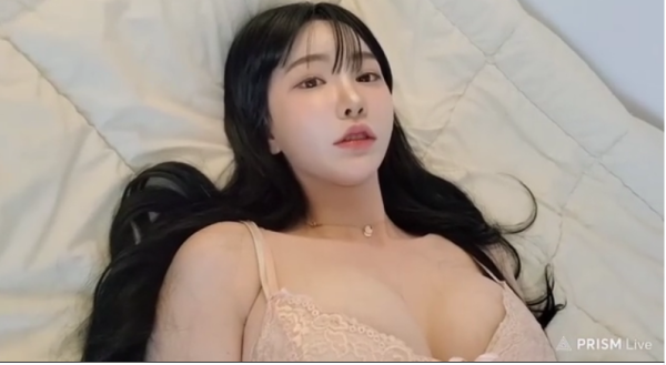 누워서 소통하는 베이글녀 겨우디의 볼륨감