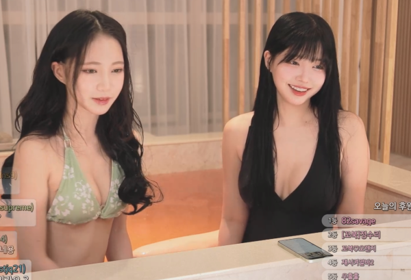 아찔한 몸매의 글래머 트위치 여캠들 합방